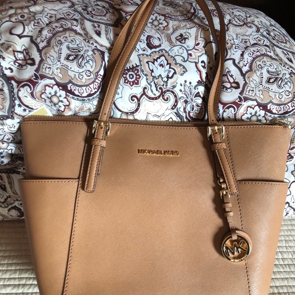 Michael Kors jet set tote-only carried once-price is firm. No dust cloth. - Picture 6 of 7